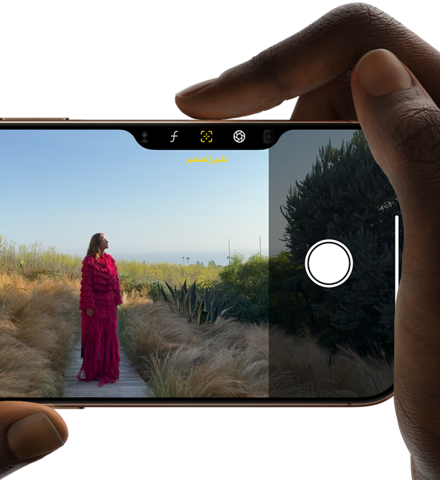 وحدة التحكم في الكاميرا في iPhone&nbsp;16&nbsp;Pro‏ مع إصبع أيمن يمرر على جانب الجهاز لضبط عمق المجال