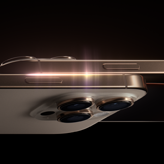 موديلان من iPhone&nbsp;16&nbsp;Pro يظهر جانبهما الخارجي والزر الجانبي ونظام كاميرات&nbsp;Pro النافر